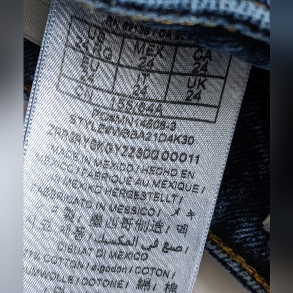 ✨HOST PICK✨ Guess Eco Distressed High Rise Mom Jeans - Picture 8 of 9